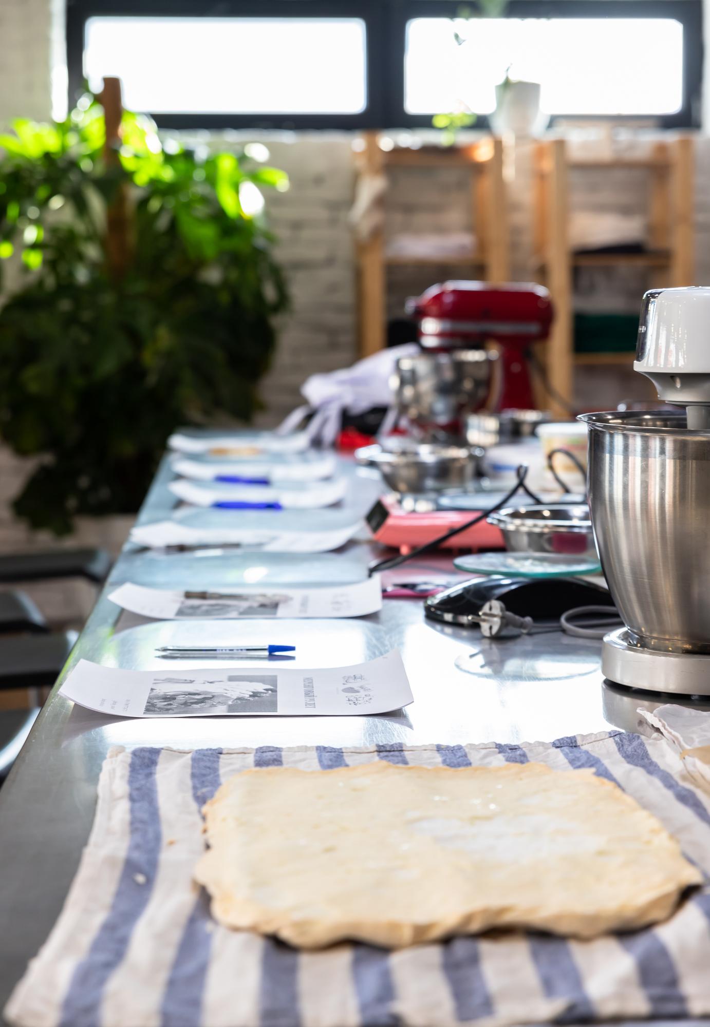 Interior do atelier culinário com bancada de trabalho
