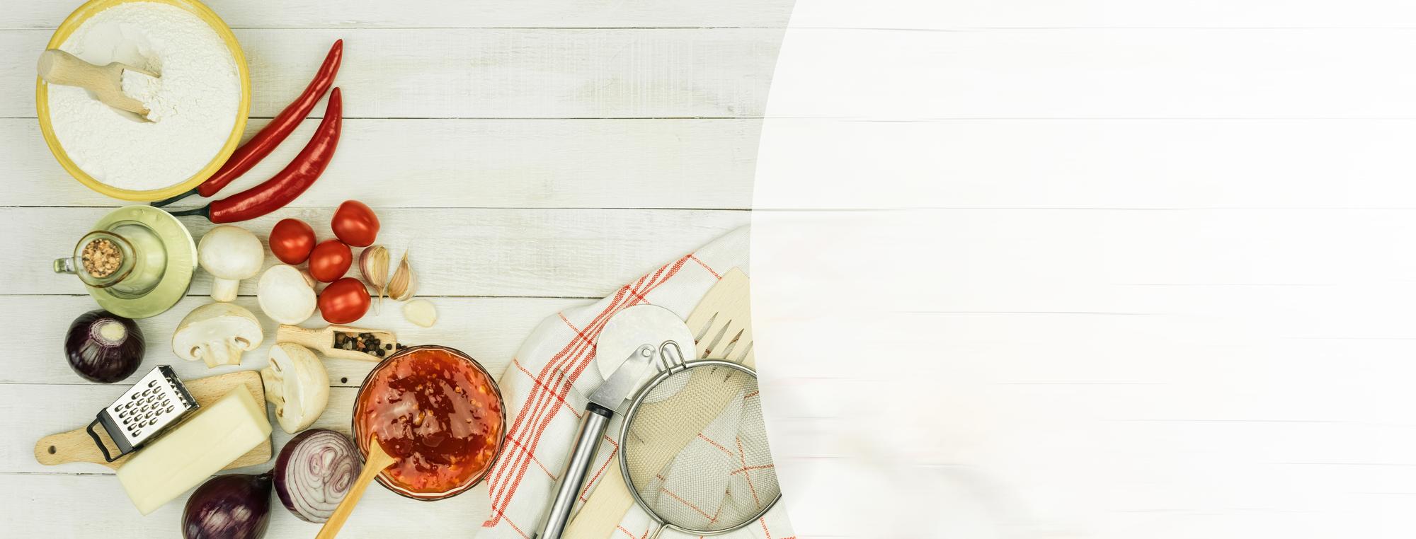 Mesa com ingredientes organizados para aula